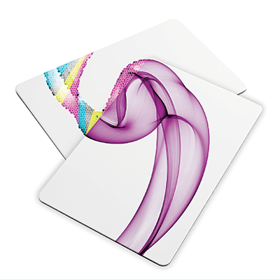 Panel de aluminio composite DIBOND® digital con un motivo rosa y de color impreso en sus superficies blancas
